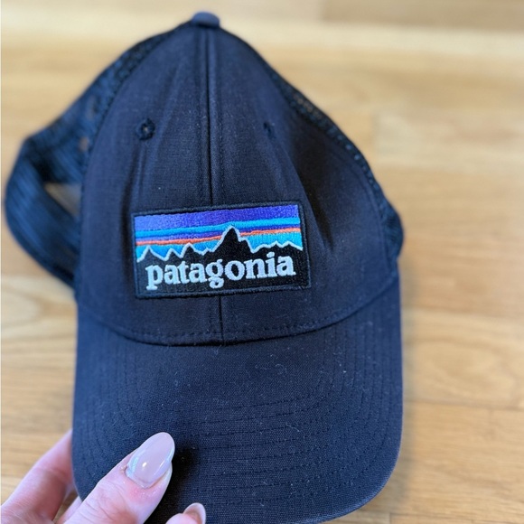 Patagonia Black snap back hat Cap with Vibrant Logo - Picture 4 of 7